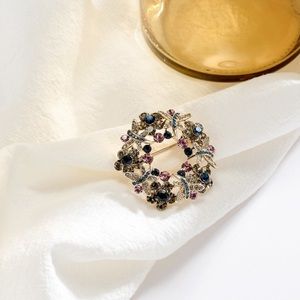 Beautiful vintage rhinestones brooch